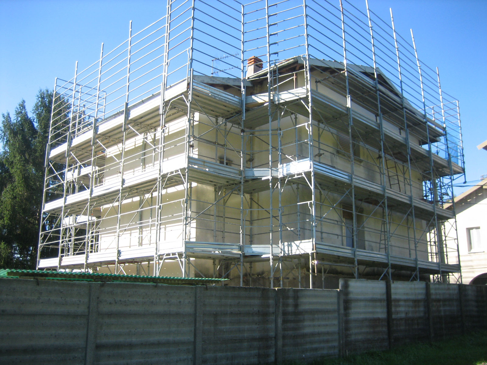 Varese rivolta ponteggi