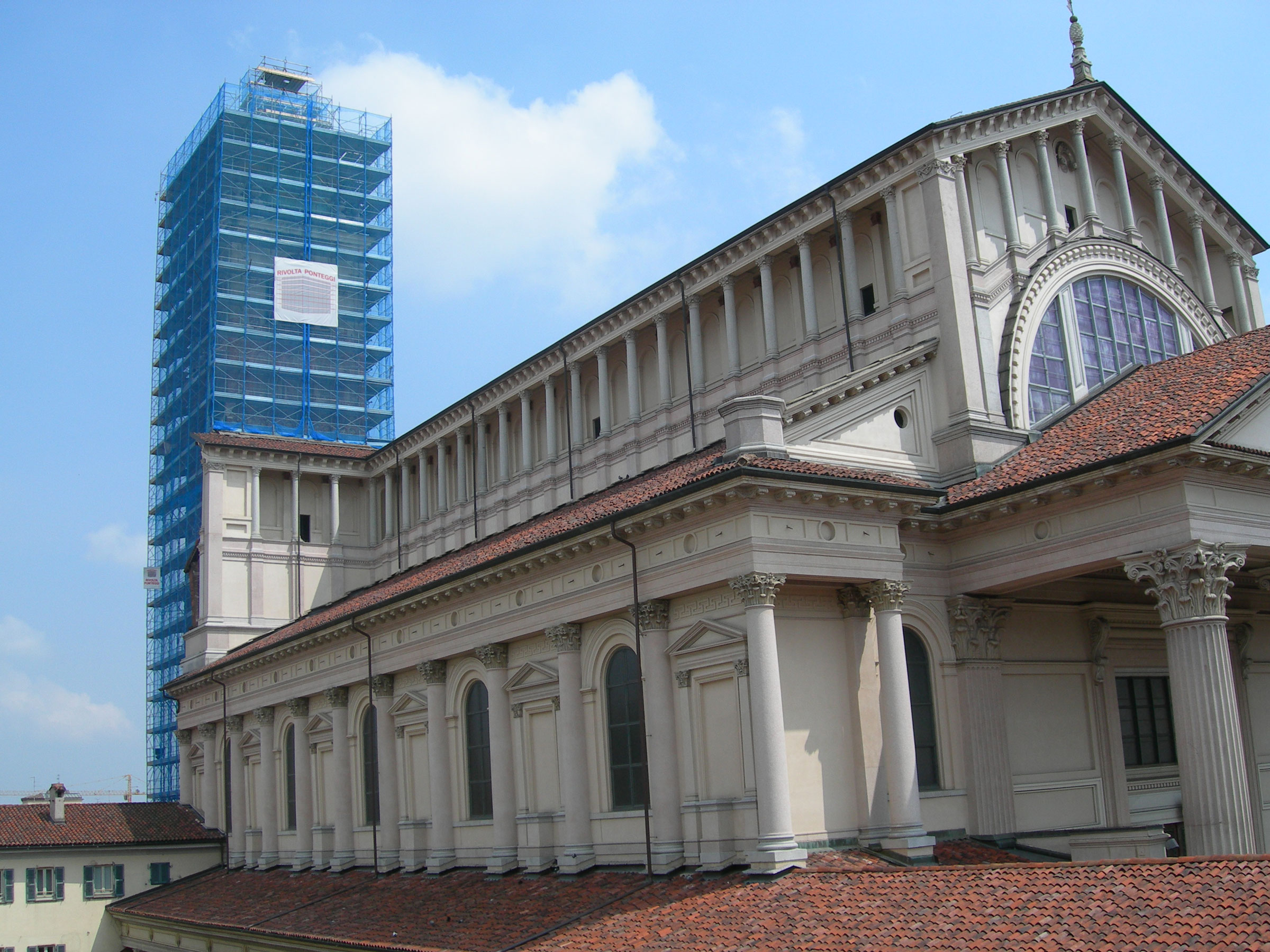 Campanile rivolta ponteggi